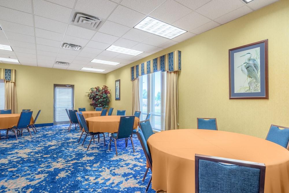 Holiday Inn Express Cambridge By Ihg Exterior photo