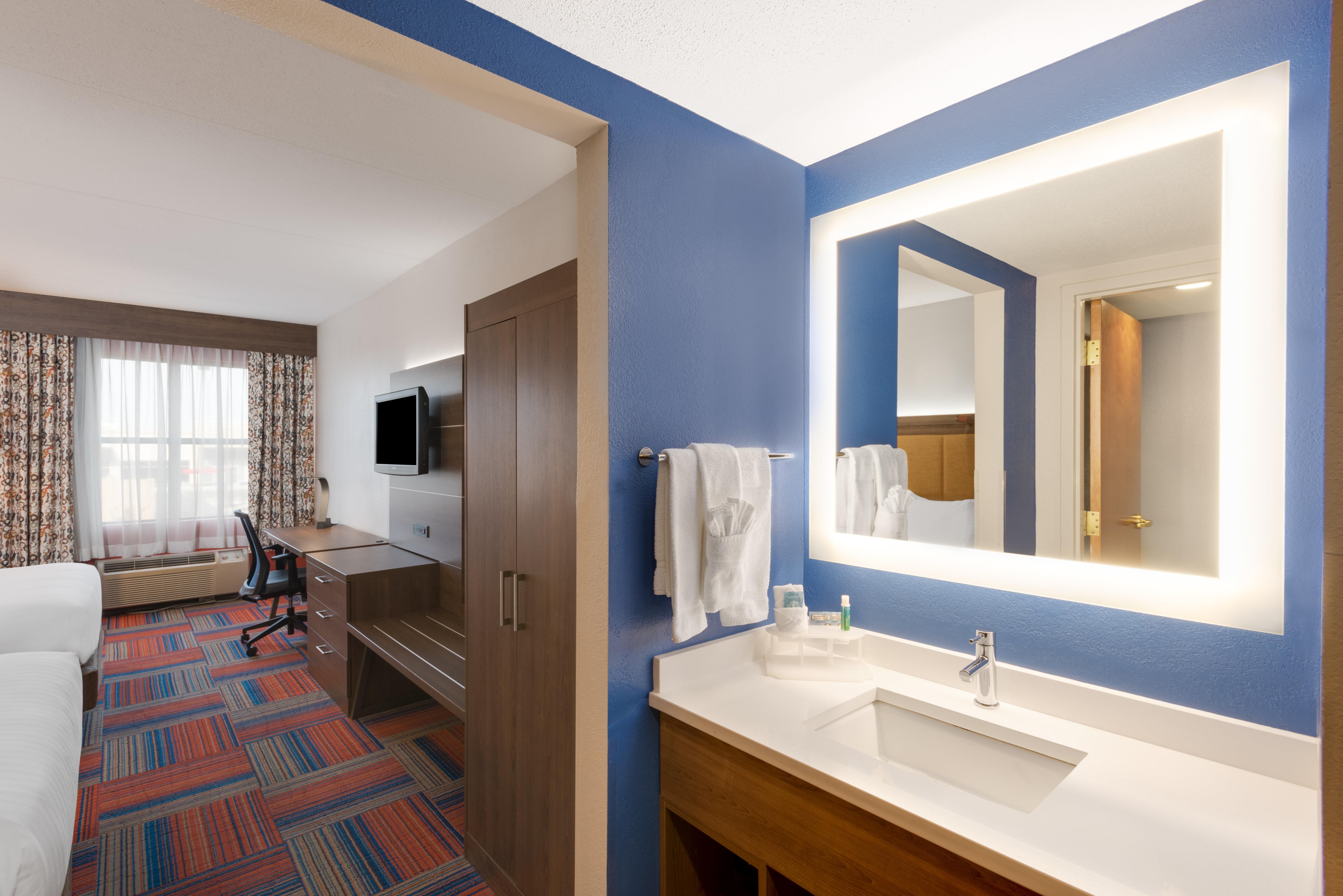 Holiday Inn Express Cambridge By Ihg Exterior photo