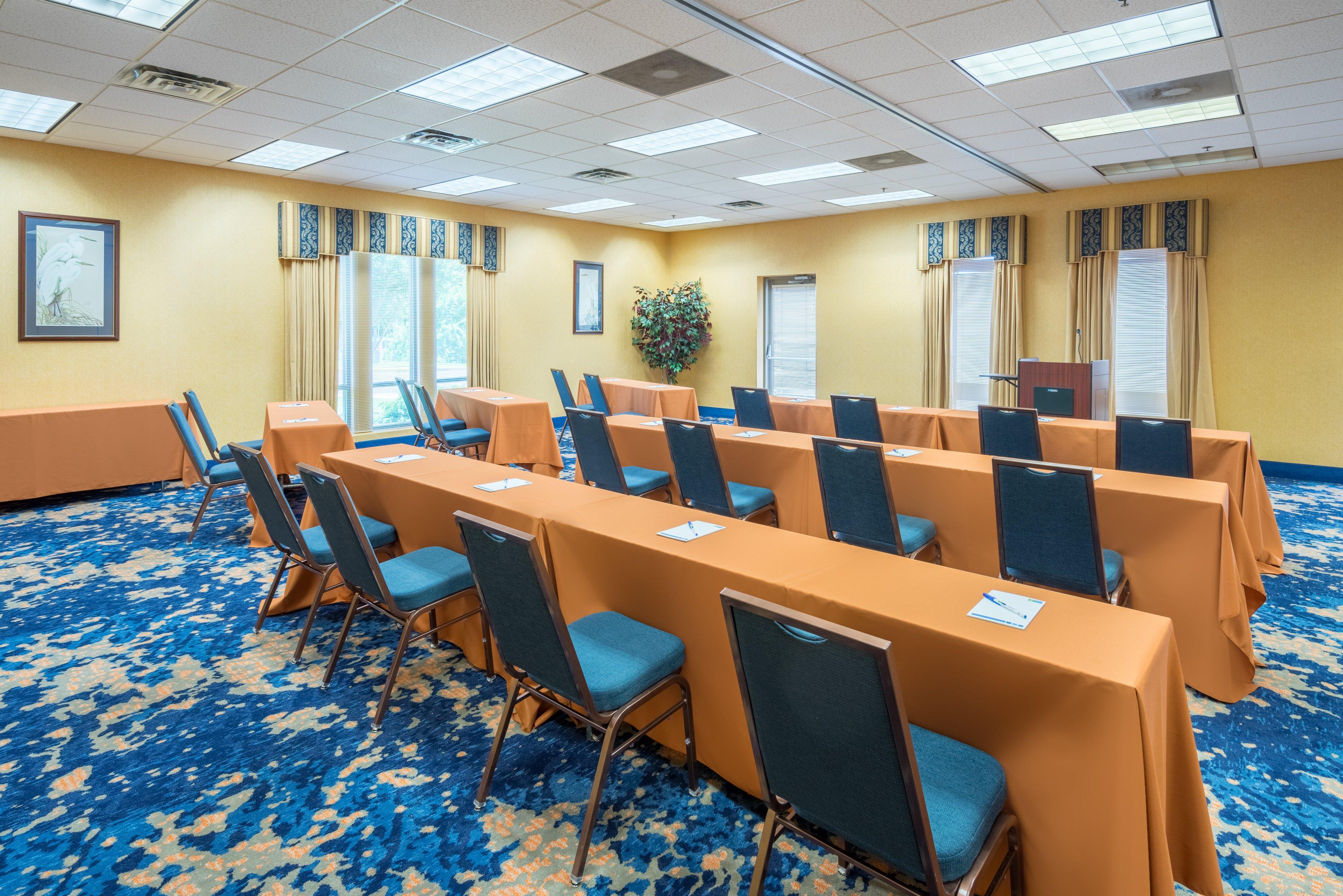 Holiday Inn Express Cambridge By Ihg Exterior photo