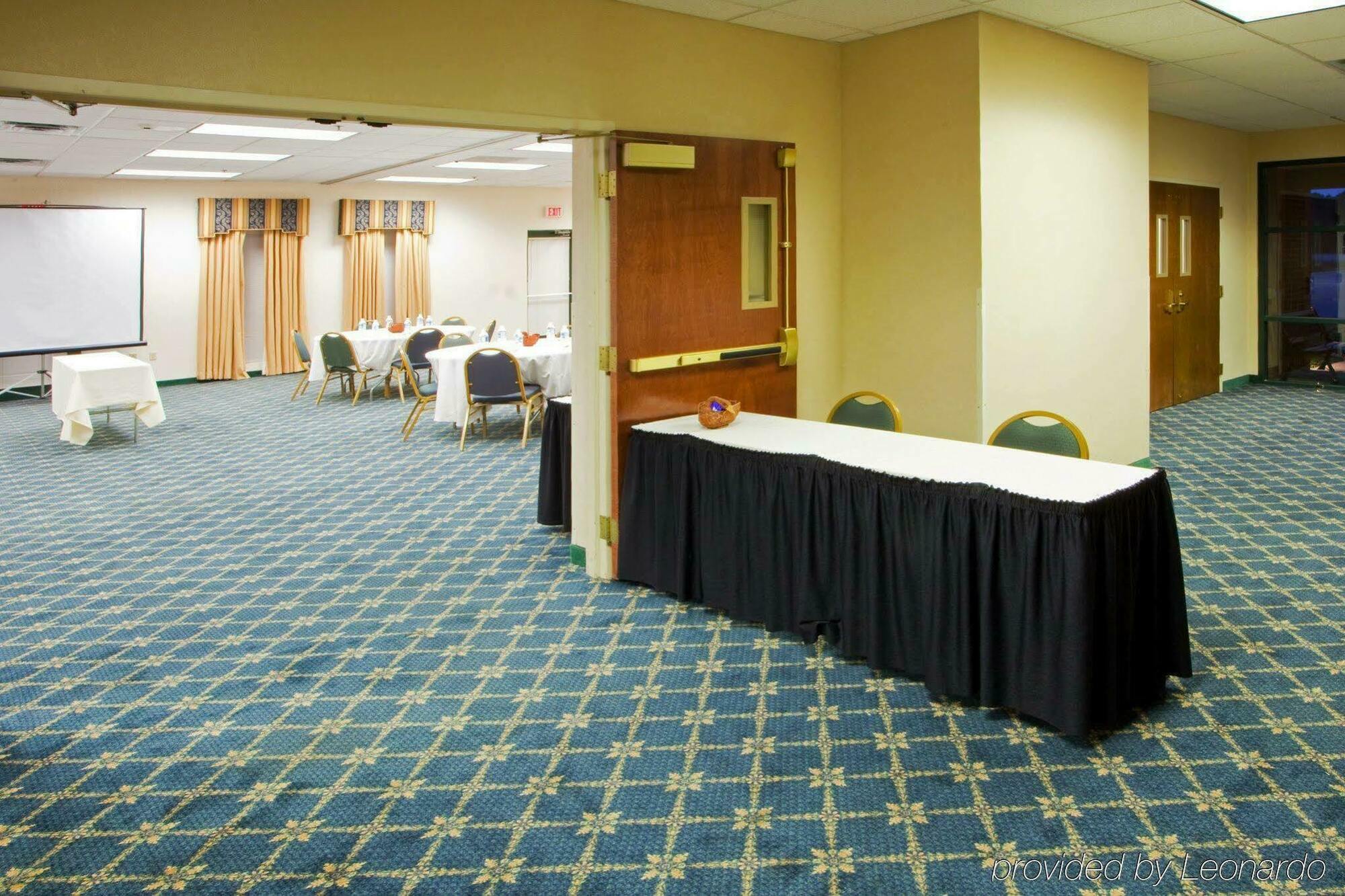 Holiday Inn Express Cambridge By Ihg Exterior photo